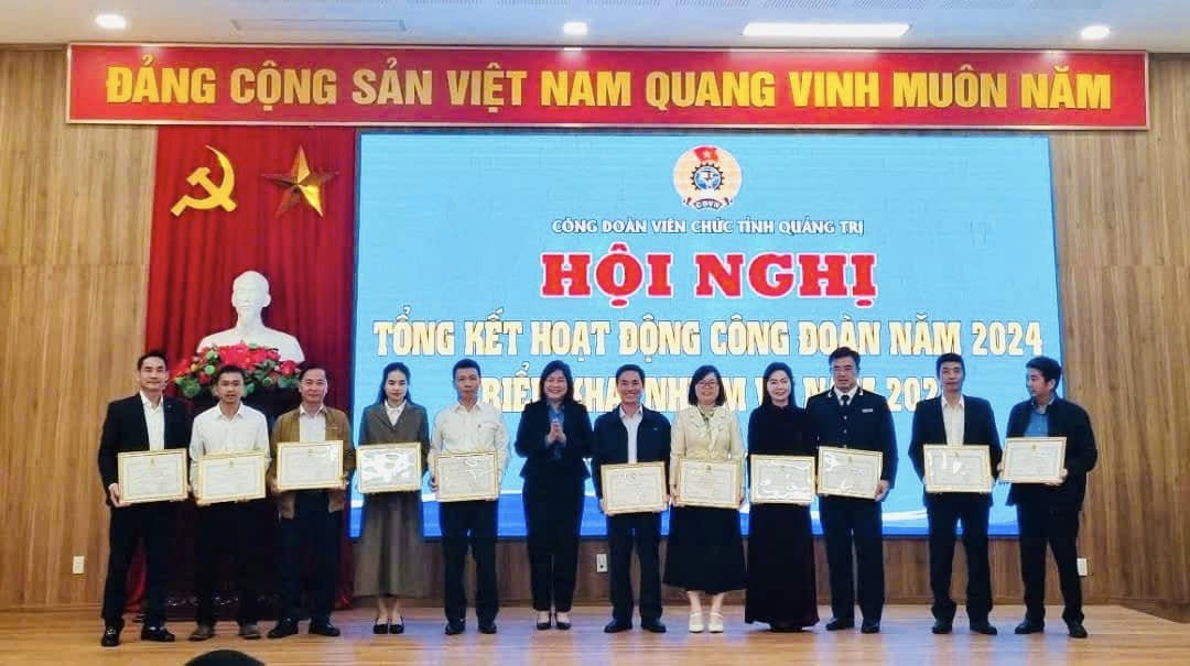 Lãnh đạo Liên đoàn Lao động tỉnh trao bằng khen cho các tập thể và cá nhân có thành tích xuất sắc trong phong trào thi đua "Lao động giỏi và xây dựng tổ chức Công đoàn vững mạnh” năm 2024 - Ảnh: C.N